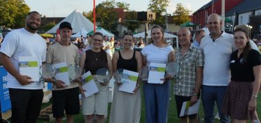 Erste Sportlerehrung des Landkreises Germersheim das foto zeigt V.l.n.r.: Tyler Mabry (Ehemann von Yemisi Mabry), Michael Ohler, Simone Illing, Bianca Illing, Messane Bräutigam, Gerhard Metzt, Landrat Martin Brandl, Juliette Gainon (Ehrenamtsbeauftragte der Kreisverwaltung Germersheim und Organisatorin der Sportlerehrung).
