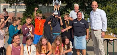 Vom Kreisschwimmfest begeistert das bild zeigt begeisterte Schüler mit pokal.