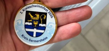 Viele Teilnehmermedaillen warteten auf die GewinnerInnen :) das bild zeigt begeisterte Schüler mit pokal.