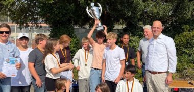Landrat Martin Brandl überreichte am Ende persönlich jedem Teilnehmenden eine Teilnehmermedaille und eine Urkunde. das bild zeigt begeisterte Schüler mit pokal.