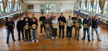 Strahlende Gesichter nach der Überreichung der Fischerprüfungszeugnisse. Foto: KV GER