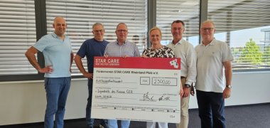 Gemeinsam für mehr Chancengleichheit: STAR CARE spendet 2.500 Euro für Jugendhilfe im Landkreis Germersheim das foto zeigt Landrat Martin Brandl, Bernhard Würtz (Teamleitung Jugendbildung), Volker Hensel (Vorstandsmitglied Star Care e.V.), Denise Hartmann-Mohr (Kreisjugendamtsleitung), Erste Kreisbeigeordnete Christoph Buttweiler und Kai Hoffmeister (Vorstandsmitglied Star Care e.V.).