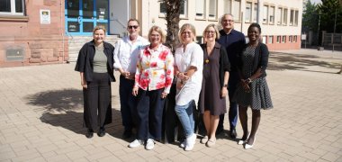 Das Treffen: Lisa-Marie Trog (Landkreis Germersheim), Heinz Pollini (Weisser Ring e.V.), Evi Julier (LK GER), Yvonne Klein (VG Rülzheim), Theresia Butz (VG Lingenfeld), Walter Zirker (VG Jockgrim), Bibiche Ullrich (VG Kandel). das foto zeigt Beim Treffen: (v.l.) Lisa-Marie Trog (Landkreis Germersheim), Heinz Pollini (Weisser Ring e.V.), Evi Julier (LK GER), Yvonne Klein (VG Rülzheim), Theresia Butz (VG Lingenfeld), Walter Zirker (VG Jockgrim), Bibiche Ullrich (VG Kandel).