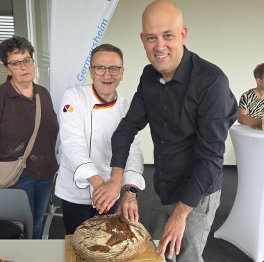 Im Gespräch mit dem Lebensmittelhandwerk . Landrat Martin Brandl und Kreisbeigeordnete Anette Kloos im Gespräch mit dem Lebensmittelhandwerk .