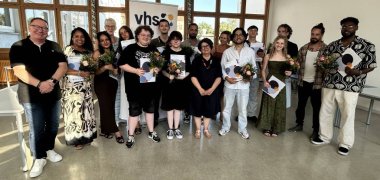 Erfolgreich die Berufsreife nach kvhs-Kurs erreicht. das foto zeigt Norbert Pirron (li.) sowie kvhs-Leitung Karin Träber (4.v.li) gratulieren den Teilnehmenden sowie der Kursleitung, weil sie erfolgreich die Berufsreife erreicht haben.