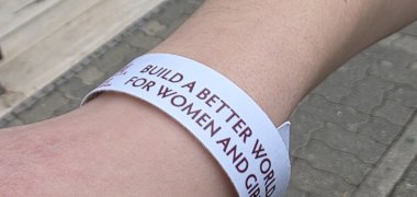 Ein Test-Armbändchen für die KO-Tropfen-Kontrolle.