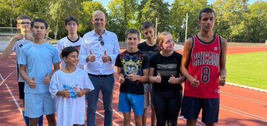 Landrat Martin Brandl in der Landauer Paul-Moor-Schule Das Foto zeigt die Sportlerinnen und Sportler, die demnächst nach Berlin fahren können.