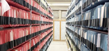 Blick in einen Teil des Archivs, das insgesamt 125.00 Akten enthält. 