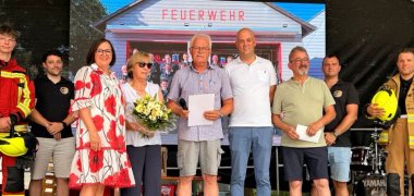 Edwin Diesel hat die Landesehrennadel erhalten. Im Rahmen des Feuerwehrjubiläums hat Edwin Diesel (Mitte) die Landesehrennadel erhalten.