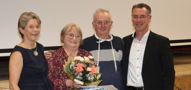 Nach der Verleihung: (v.l.) Ortsbürgermeisterin Susanne Grabau, die Geehrte Ingrid Albrecht, Rolf Albrecht und der Erste Kreisbeigeordnete Christoph Buttweiler. Das Foto zeigt (v.l.) Ortsbürgermeisterin Susanne Grabau, die Geehrte Ingrid Albrecht, Rolf Albrecht und der Erste Kreisbeigeordnete Christoph Buttweiler.