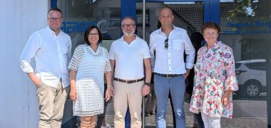 Die Firma August Berger Metallwarenfabrik gehört heute zur international agierenden Ringmetall SE Gruppe. Das foto zeigt (V.l.) IHK-Regionalleiter Dominik Uhl, Bürgermeisterin der Verbandsgemeinde Hagenbach Iris Fleisch, Managing Director Michael Krug, Landrat Martin Brandl, Kreisbeigeordnete Anette Kloos.