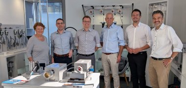 Einblick in die Innovationsschmiede des Südpfälzer „Hidden Champions“. das foto zeigt die Kreisbeigeordnete Anette Kloos, Geschäftsführer-Duo Dr. Henning Wagner, Dr. Frederic Förster, Landrat Martin Brandl, IHK-Geschäftsbereichsleiter Tim Wiedemann und Stadt-Beigeordneter Dr. Sascha Hofmann.