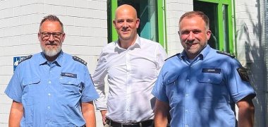 Landrat Martin Brandl zu Besuch bei der Polizeiinspektion Wörth Das Foto zeigt von links nach rechts: Alexander Graczyk, Erster Kriminalhauptkommissar und Leiter der Polizeiinspektion, Landrat Martin Brandl sowie Polizei-Hauptkommissar David Grimm.
