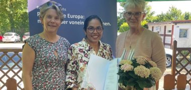 das fot zeigt beim Gratulieren: Fr.  Angela Mijangos Arredondo (Mitte) zu ihrer Ehrung: (re.) Susanne Grabau (Leitung vhs Lingenfeld) und Karin Träber (kvhs-Leitung).