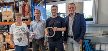 Dreitausendstel Millimeter können den Unterschied machen das bild zeigt von links nach rechts die Kreisbeigeordnete Anette Kloos, Geschäftsführung Markus Besau und Victor Geiger sowie Verbandsbürgermeister Gerald Job.
