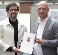 Der Förderbescheid geht an...Landrat Martin Brandl das foto zeigt Minister Teuber in Kandel, wo auch der Förderbescheid an Landrat Martin Brandl übergeben wurde. Der Bescheid steht im Vordergund.