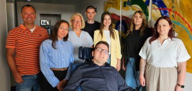 das bild zeigt (v.r.n.l.): Saskia Magin, Sabrina Kühlmann, Andrea Pretzel-Fauth, Sean Wilk, Gabriel Blott, Bettina Seither, Olesja Laubach, Thomas Sieper.