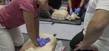 Erstretterinnen und Erstretter bei einer Schulung. das foto zeigt Erstretterinnen und Erstretter bei einer Schulung im vergangenen Jahr.