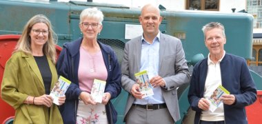 Das angehängte Foto (KreisGER/nh) zeigt (v.l.n.r.) Silke Wiedrig (Leiterin des Südpfalz Tourismus), Karin Träber für den Verein Kunst und Kultur, Landrat Martin Brandl sowie Jürgen Menge, Vorsitzender des Vereins Deutsches Straßenmuseum e.V.