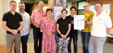 Tauschten sich zum Thema ÖPNV-Verbesserungen für Pflege-Azubis aus: Benjamin Klar, ÖPNV-Referent Landkreis SÜW, Dr. Marvin Milius (Leiter Pflegeschule Klinikum Landau-SÜW), SÜW-Landrat Dietmar Seefeldt, Monika Vogler (Schulleitung Nardini Pflegeschule), Kathrin Flory, Bürgermeisterin der Verbandsgemeinde Bad Bergzabern, Stefan Grewenig, ÖPNV-Referent der Stadt Landau, Landaus Oberbürgermeister Dominik Geißler, und Sebastian Löhlein (Leiter Bildungszentrum Pfalzklinikum). Auf dem Foto nicht zu sehen ist Landrat Martin Brandl (GER), der ebenfalls teilnahm, allerdings kurz vor der Aufnahme zu einem Anschlusstermin musste.