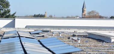 Foto der e Photovoltaikanlage mit Batteriespeicher an der IGS Rülzheim (Nahaufnahme).