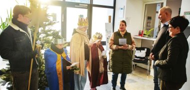 Die Sternsinger bringen „Christus segne dieses Haus“ in die Kreisverwaltung.