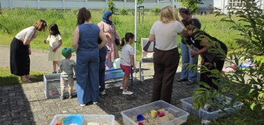 Der Tag der Frühen Hilfen begeistert die teilnehmenden Familien. das bild zeigt Familien mit Babys und Kindern bis sechs Jahren auf dem Tag der Frühen Hilfen im Landkreis Germersheim.