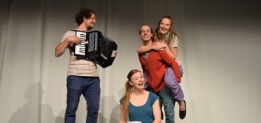 das bild zeigt Schauspielende vom Ensemble Bauchgefühl/Schultheater-Studio Frankfurt , die das stück "Trau dich!" in Rheinland-Pfalz regelmäßig zur Aufführung bringen.