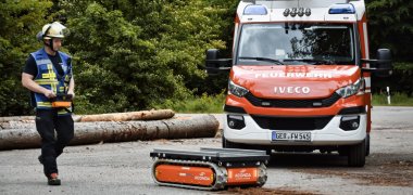 Das Raupenfahrzeug in Aktion! das foto zeigt Ein ferngesteuertes Raupenfahrzeug der Feuerwehr Schwegenheim, das den Materialtransport im unwegsamen Gelände erheblich erleichtert.