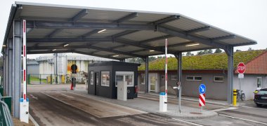 Foto der Einfahrt zum Wertstoffhof, das von einem Besichtigungstermin Ende des vergangenen Jahres stammt (KV GER / mda). Das foto zeigt Die Einfahrt zum Wertstoffhof bei einem Besichtigungstermin Ende 2025.