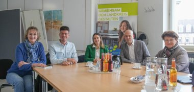 Die Wirtschaftsjunioren stellen sich vor. v.l.n.r.: Kreiswirtschaftsförderin Maria Farrenkopf, Vorstandsmitglied WJ Südpfalz  Carsten Engel, Sprecherin WJ Südpfalz Sophie Schrittenloher, Landrat Martin Brandl und Kreisbeigeordneten Anette Kloos.