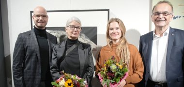 Der Vorsitzende des Hauptsponsors, die Sparkasse Südpfalz, Svend Larsen, die Gewinnerin des Hauptpreises, Annette Czopf, die Förderpreis-Gewinnerin Viktoria Shylova sowie Landrat Dr. Fritz Brechtel.