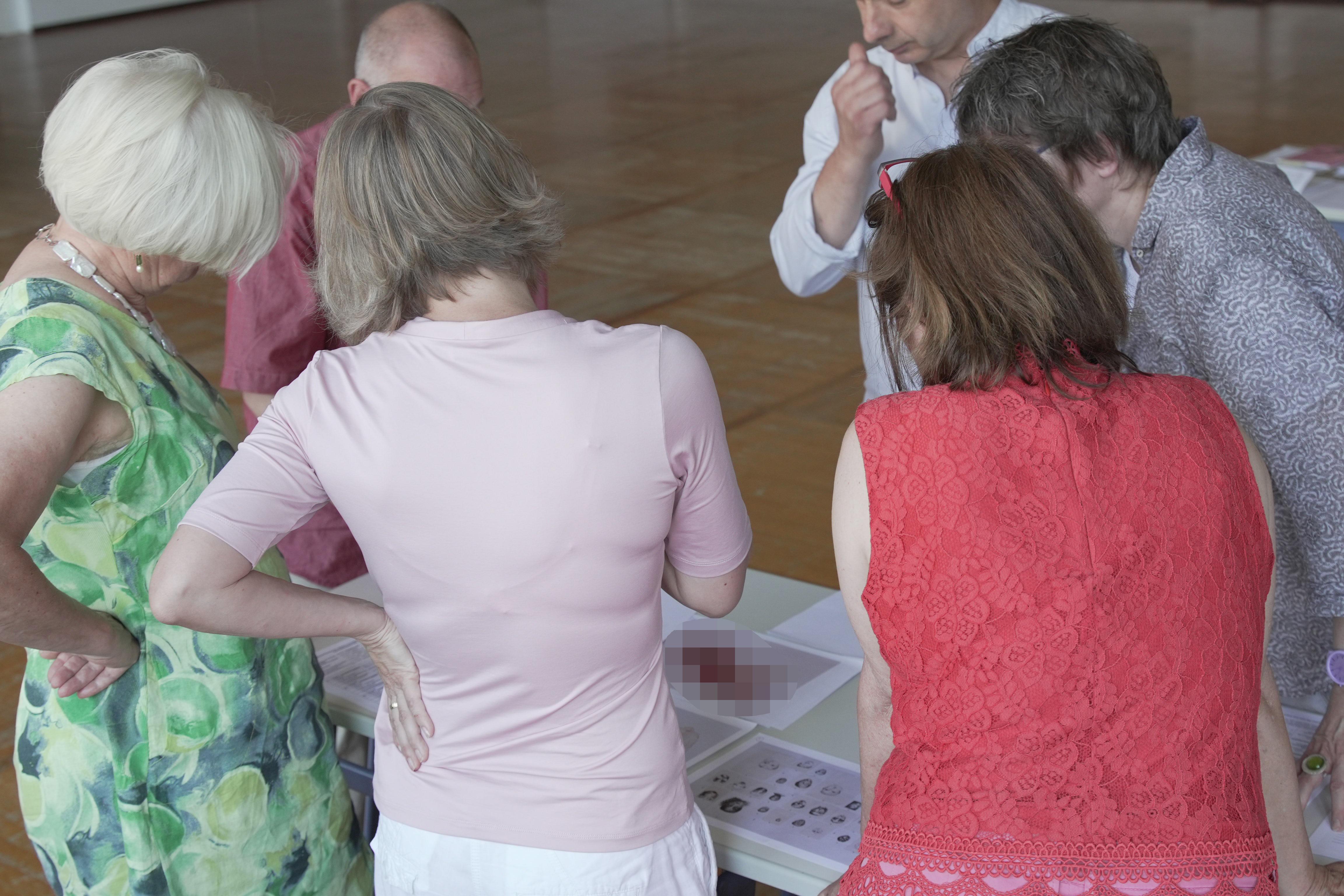 Die Jury bei der Sichtung der eingereichten Werke.