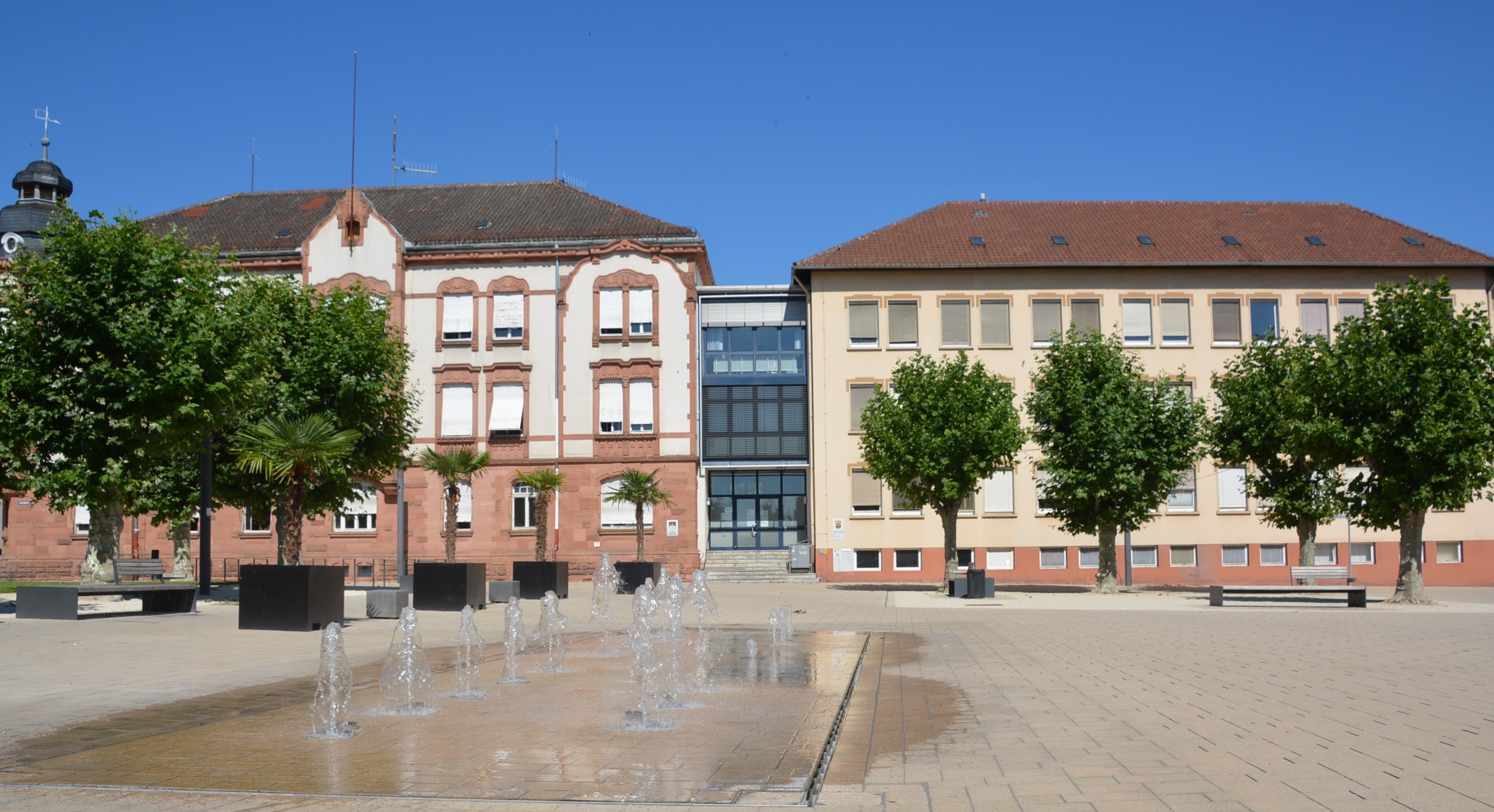 Foto von des Haupthauses der Kreisverwaltung Germersheim am Luitpoldplatz.