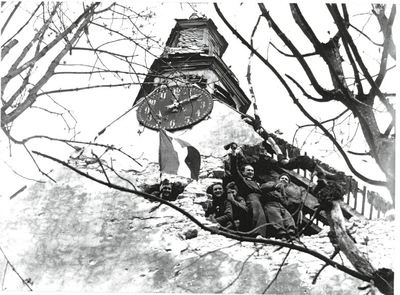 20. März 1945 - Tunesische und algerische Kolonialtruppen haben Büchelberg eingenommen. Die Siegerfahne wird am Kirchturm gehisst.