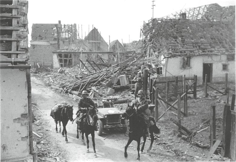 März 1945 - Wörther Familien werden unter militärischer Führung im eigenen Ortsteil umgesiedelt. Die Aufnahme entstand in der Ottstraße.