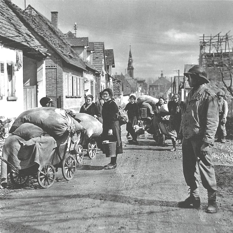 März 1945 - Das einst schmucke Bienwalddorf Büchelberg ist durch Kriegseinwirkungen zu 90 % zerstört.