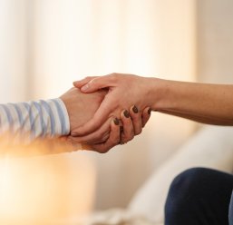 eine hand hält die andere