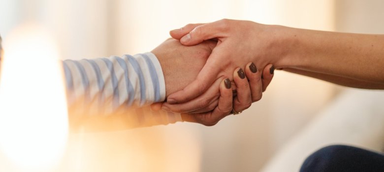 eine hand hält dei  andere