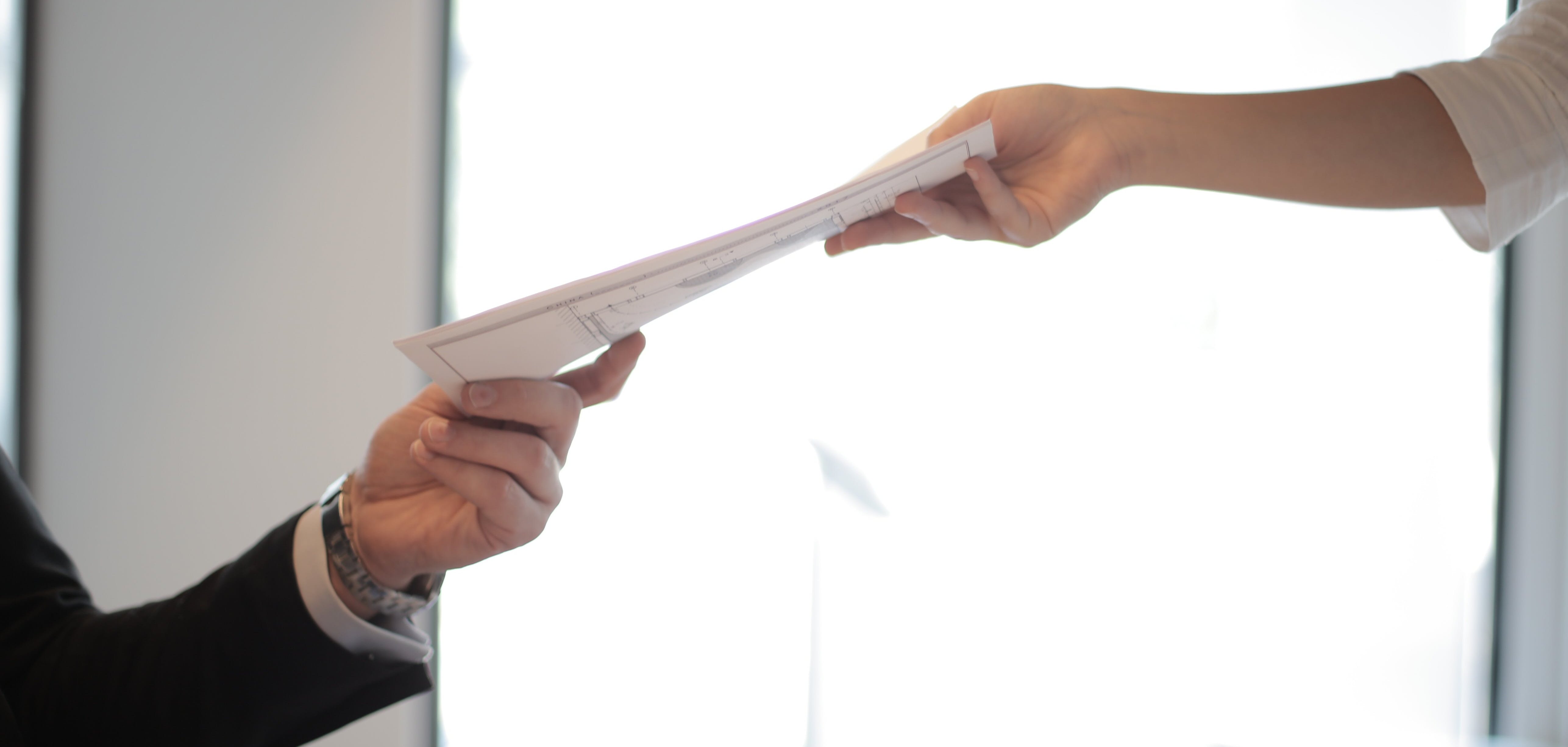 ein arm übergibt eine akte einer person