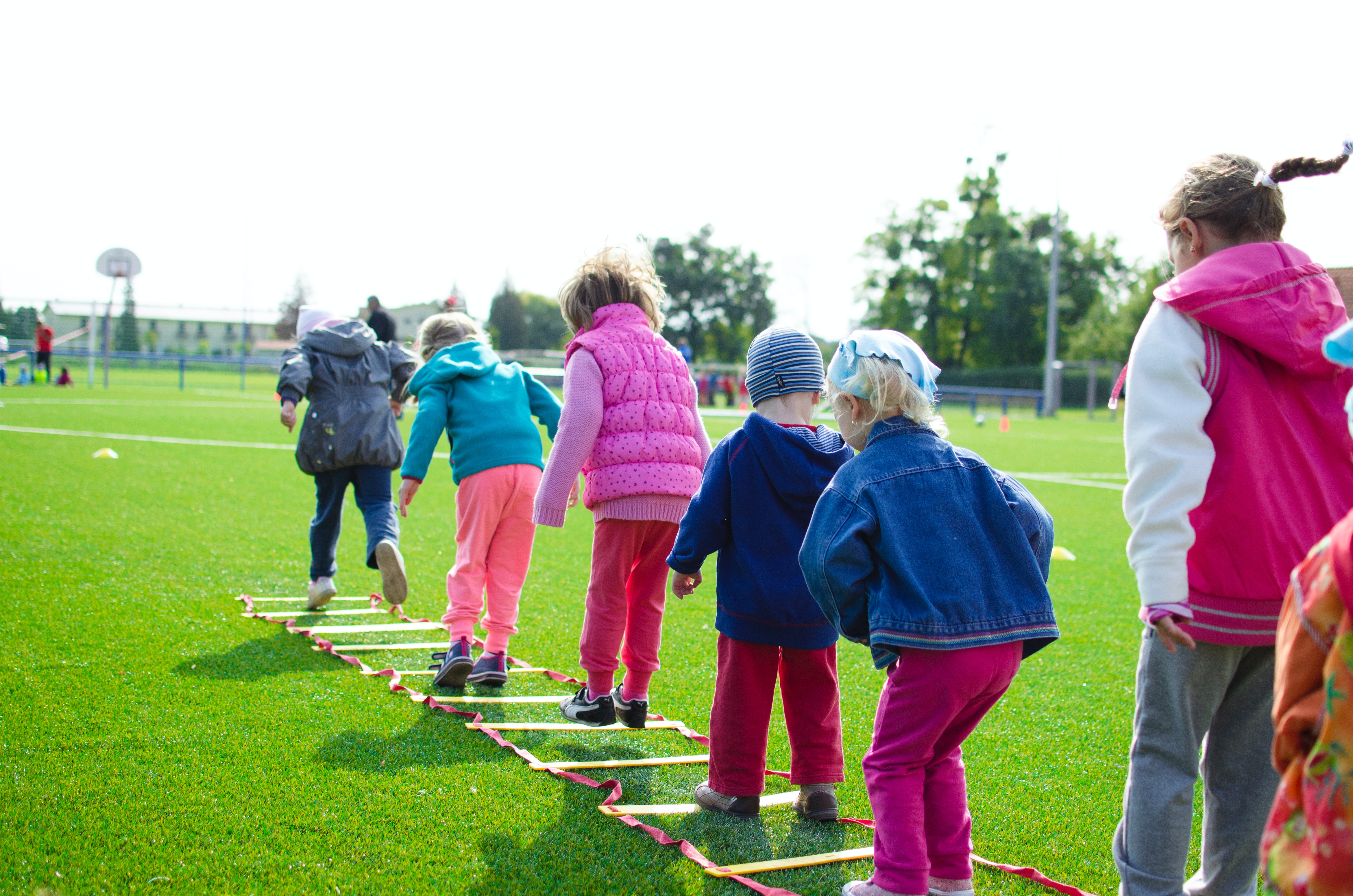 jugendliche spielen