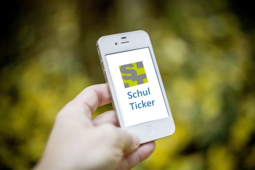 Foto eines Phones mit Logo und Schriftzug "Schulticker".
