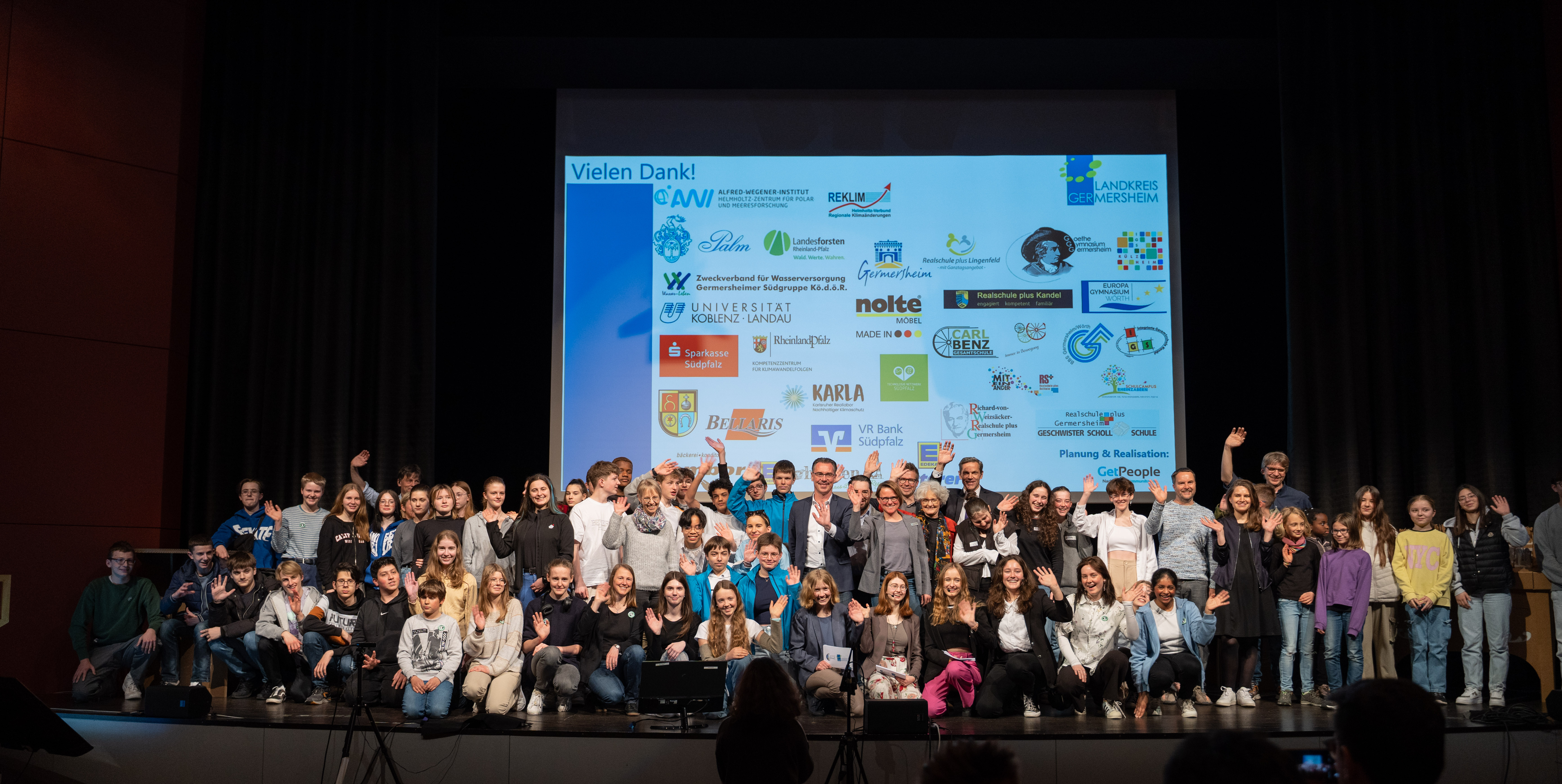  (v.l.n.r.): Jutta Wegmann, Kreisbeigeordnete, die Schüler-Moderatorinnen Annika Przygode, Jennifer Mühl, Lea Schanne und Teresa Rüsenberg, Kreis-Klimaschutzmanagerin Dr. Annika Weiß und Christoph Buttweiler, Erster Kreisbeigeordneter nach eine Pressegespräch zur Vorstellung der Konferenz, Mitte März 2023.