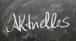 Foto einer Schiefertafel mit aufschrift "Aktuelles"