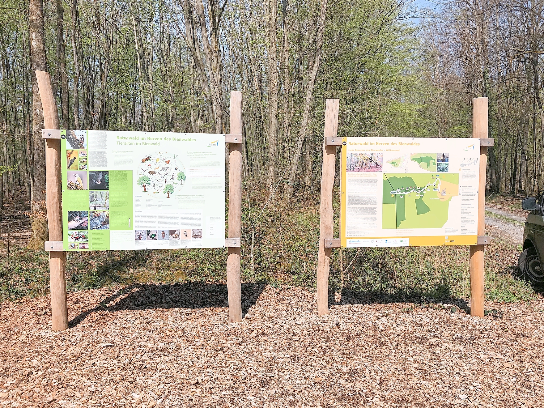 foto von schildern des naturwaldparks bienwald