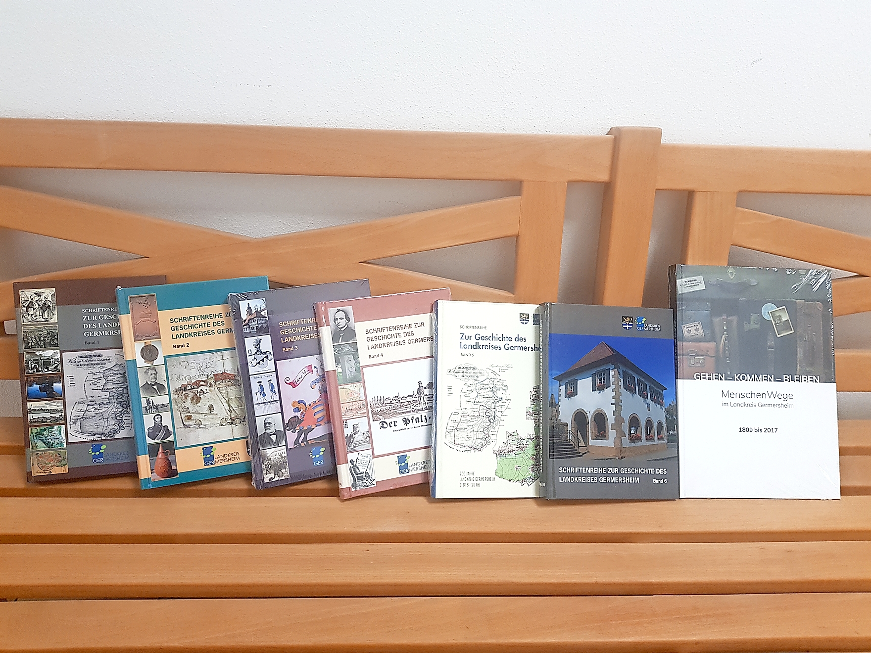 foto zeigt bücher der Schriftenreihe "Landkreis Germersheim"