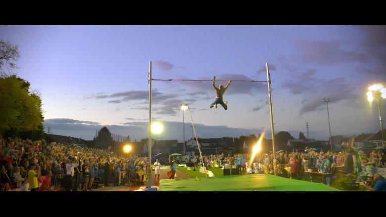 foto einer hochsprung- szene abends.