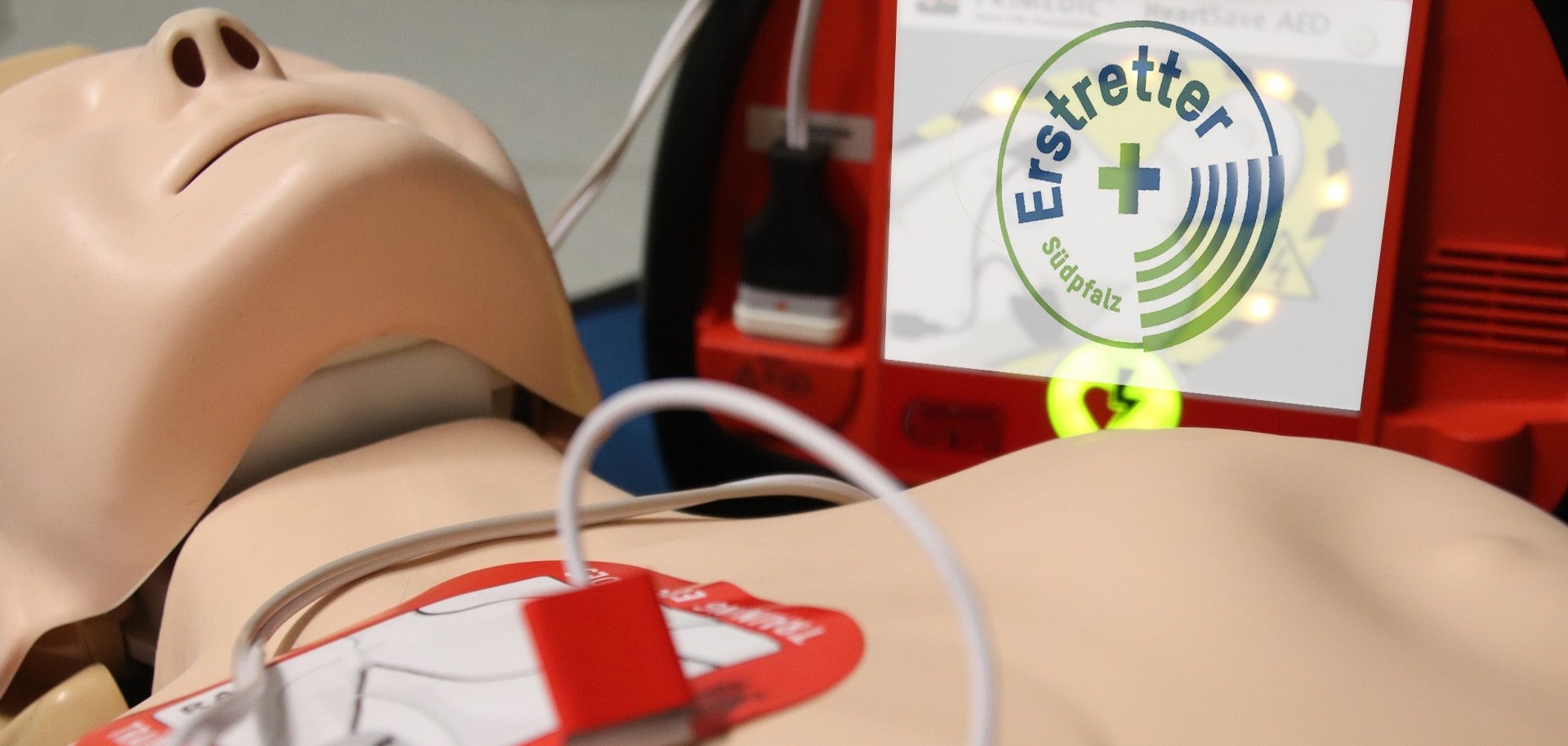 foto einer dummypuppe mit defibrilator