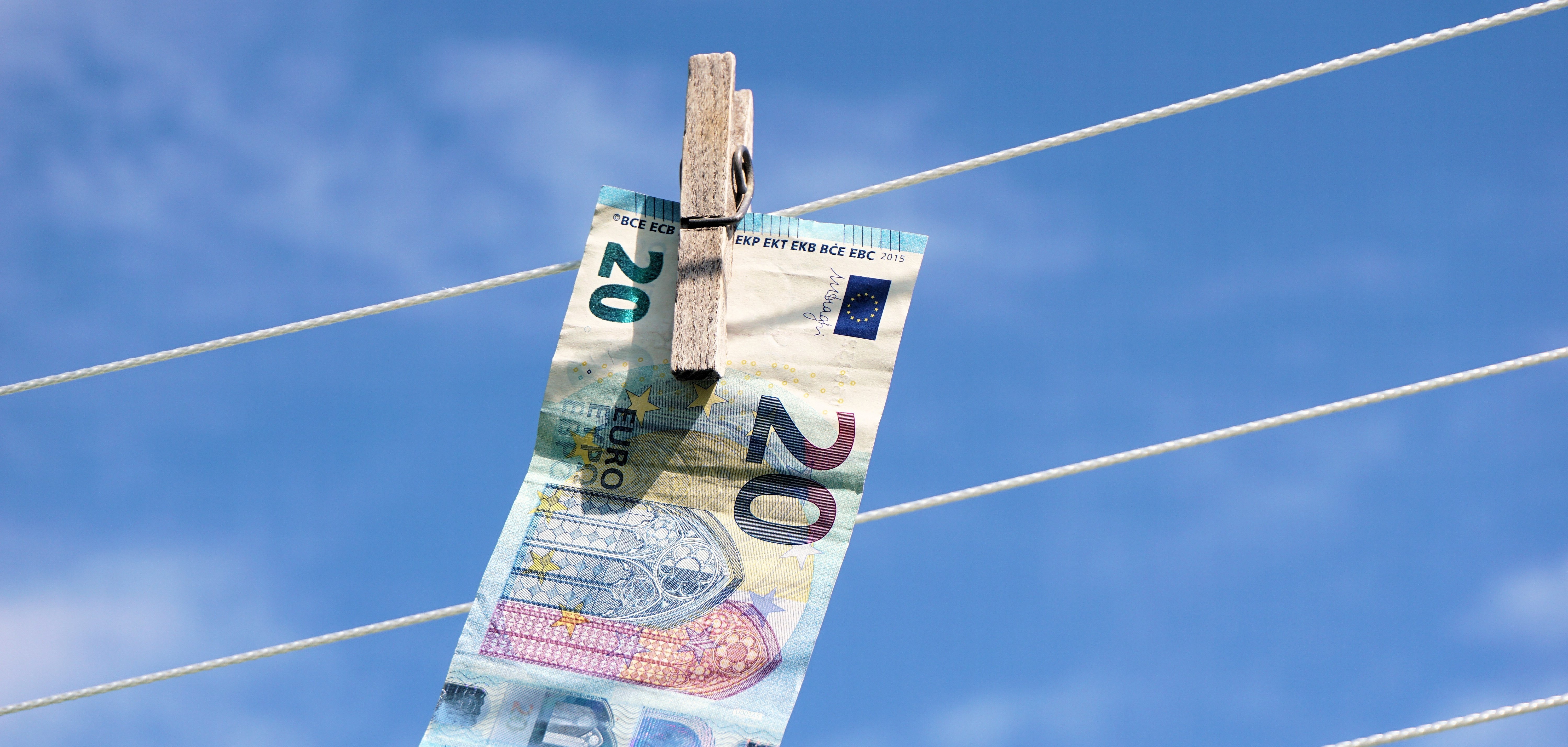 foto eines 20 euroscheins, der an einer wäscheleine hängt