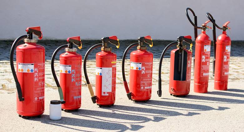 foto von aufgereihten feuerlöschern
